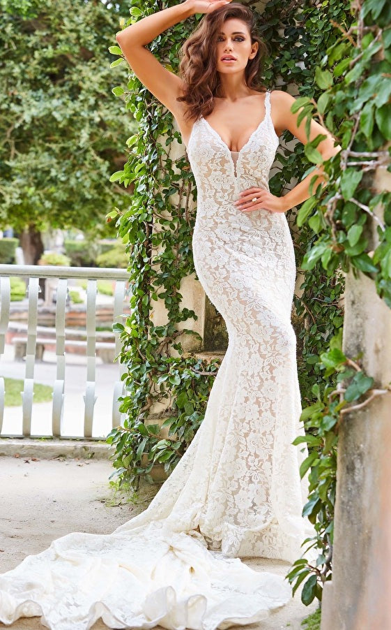 Elegant Ivory Lace Wedding Dress with Modern Silhouette